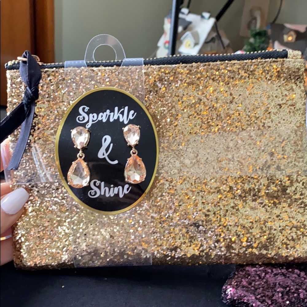 MUST BUNDLE Glitter make-up/jewelry bags with earrings!